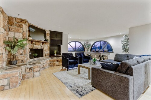 Monthly Sunset Spanish Villa W/ Pool, Pool table, BBQ +