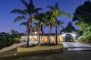 Property grounds - Monthly Sunset Spanish Villa W/ Pool, Pool table, BBQ + (Vallejo)