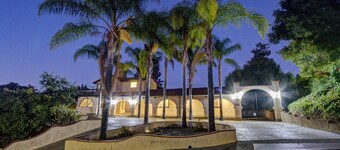 Monthly Sunset Spanish Villa W/ Pool, Pool table, BBQ +