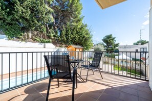Outdoor dining - Apartment 'Dorada 1-2' with Shared Pool, Shared Garden and Wi-Fi (Calafell)