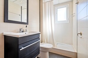 Shower, towels - Apartment 'Dorada 1-2' with Shared Pool, Shared Garden and Wi-Fi (Calafell)