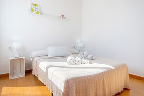 1 bedroom, free WiFi, bed sheets - Apartment 'Dorada 1-2' with Shared Pool, Shared Garden and Wi-Fi (Calafell)