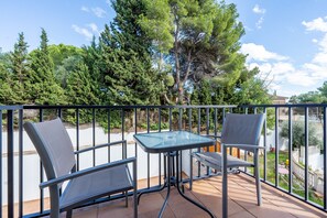 Outdoor dining - Apartment 'Dorada 2-2' with Shared Pool, Shared Garden and Wi-Fi (Calafell)
