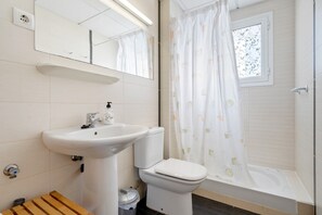 Shower, towels - Apartment 'Dorada 2-2' with Shared Pool, Shared Garden and Wi-Fi (Calafell)