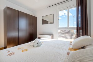 1 bedroom, free WiFi, bed sheets - Apartment 'Dorada 2-2' with Shared Pool, Shared Garden and Wi-Fi (Calafell)