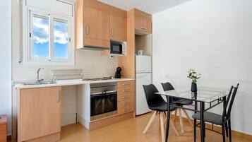 Frigorífico, microondas, horno y placa de cocina