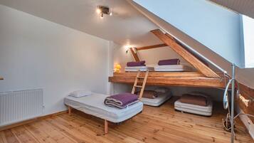 4 bedrooms, iron/ironing board, free WiFi