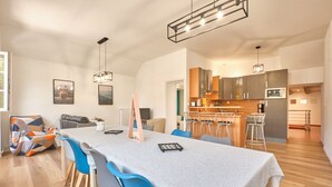 Uma cozinha moderna com armários de madeira, micro-ondas embutido e um espaço para bar.