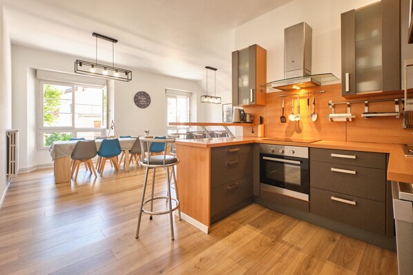 Fridge, microwave, oven, stovetop - Renovated Townhouse Apartment with Mountain Views and Wi-Fi (Villard-de-Lans)