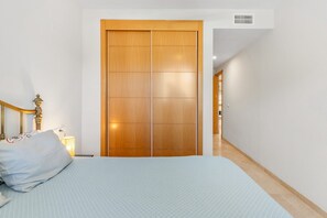 2 bedrooms, iron/ironing board, free WiFi, bed sheets - Benalmádena-Arenal Golf Apartment with Shared Pool, Wi-Fi, and Air Conditioning (Benalmádena)