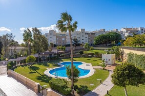 Pool - Benalmádena-Arenal Golf Apartment with Shared Pool, Wi-Fi, and Air Conditioning (Benalmádena)