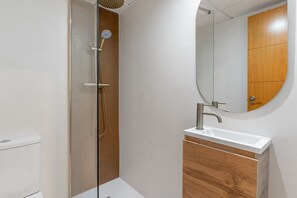 Dusche, Haartrockner, Handtücher