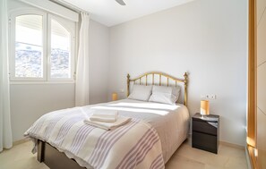 2 bedrooms, iron/ironing board, free WiFi, bed sheets - Benalmádena-Arenal Golf Apartment with Shared Pool, Wi-Fi, and Air Conditioning (Benalmádena)