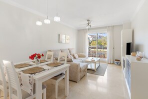 TV - Benalmádena-Arenal Golf Apartment with Shared Pool, Wi-Fi, and Air Conditioning (Benalmádena)