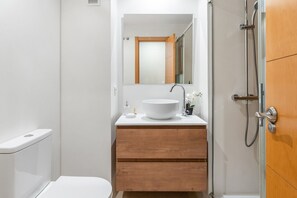 Shower, hair dryer, towels - Benalmádena-Arenal Golf Apartment with Shared Pool, Wi-Fi, and Air Conditioning (Benalmádena)