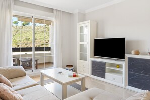 TV - Benalmádena-Arenal Golf Apartment with Shared Pool, Wi-Fi, and Air Conditioning (Benalmádena)