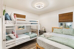 4 habitaciones, escritorio y tabla de planchar con plancha