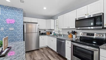 Køleskab, mikrobølgeovn, ovn, kogeplade