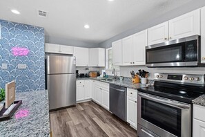 Køleskab, mikrobølgeovn, ovn, kogeplade