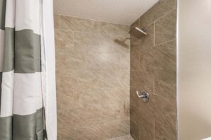 Een douche, een haardroger, handdoeken, zeep