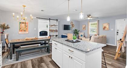 Entire home in Savannah, Georgia
Pet Friendly~Fenced~Firepit~Sleeps 12