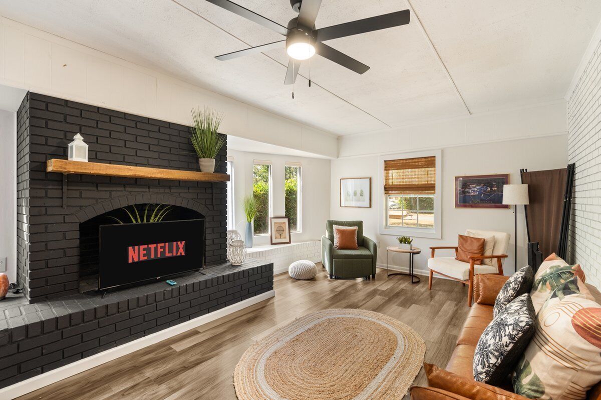 Una Smart TV, una chimenea, libros