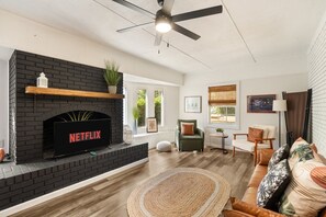 Smart TV, chimenea y libros 