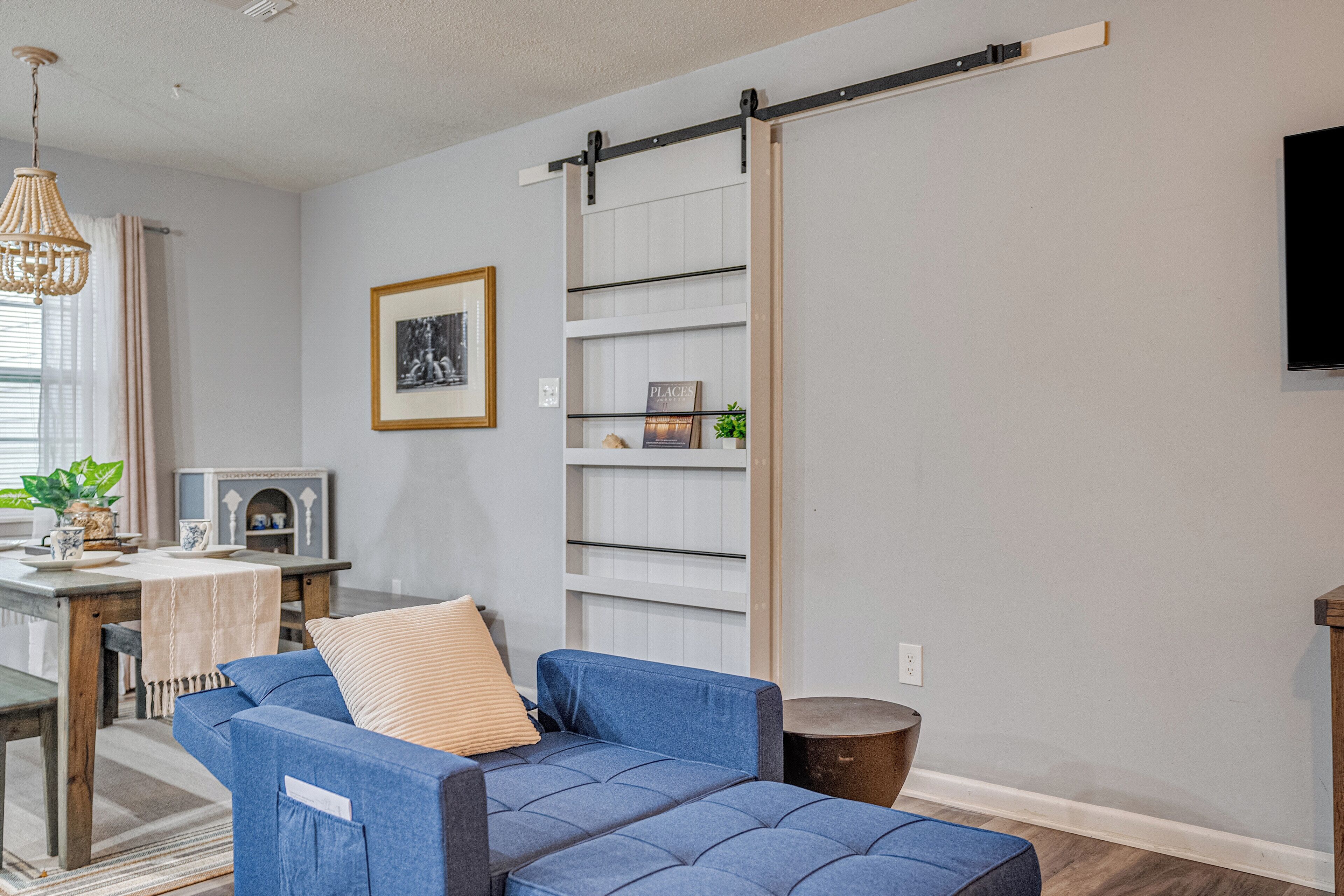 Smart-TV, Kamin, Bücher