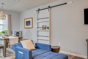 Smart TV, chimenea y libros 
