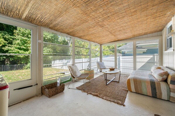 Älytelevisio, pöytätennispöytä, kirjoja