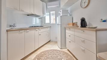 Réfrigérateur, micro-ondes, plaque de cuisson, cafetiÚre/bouilloire