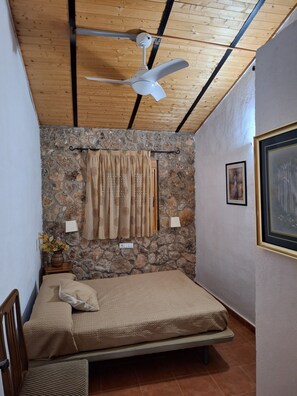 6 bedrooms, free WiFi, bed sheets