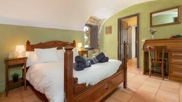 4 camere, una scrivania, ferro/asse da stiro, Wi-Fi gratuito