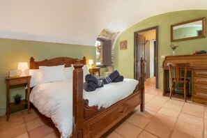 4 bedrooms, desk, iron/ironing board, free WiFi - Rural House 'Mas Darovie' with Mountain View, Wi-Fi and Air Conditioning (Foixá)