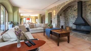 Tv, pejs, dvd-afspiller, bordtennisbord