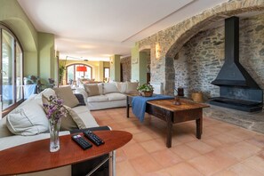 TV, fireplace, DVD player, ping pong - Rural House 'Mas Darovie' with Mountain View, Wi-Fi and Air Conditioning (Foixá)