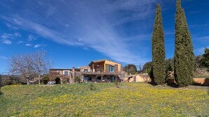 A house with a stone facade, multiple windows, and a balcony with chairs. - Rural House 'Mas Darovie' with Mountain View, Wi-Fi and Air Conditioning (Foixá)