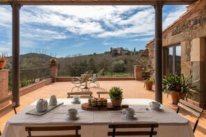 Outdoor dining - Rural House 'Mas Darovie' with Mountain View, Wi-Fi and Air Conditioning (Foixá)