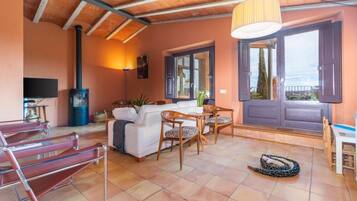 Tv, pejs, dvd-afspiller, bordtennisbord