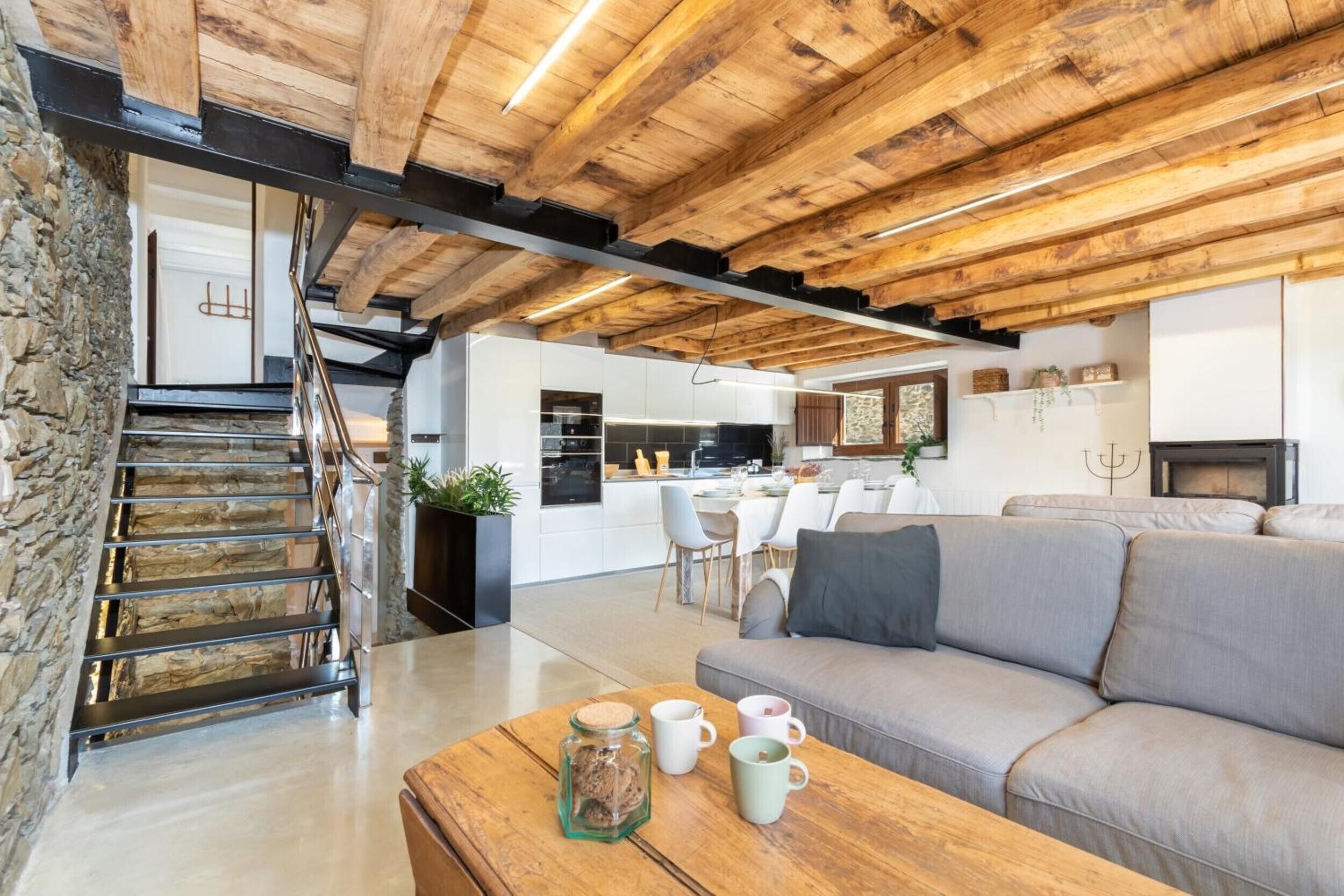 Una televisión, una chimenea, una mesa de tenis de mesa