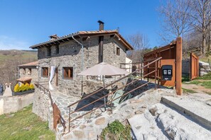 Exterior - Rural House 'El Roure' with Mountain View, Private Pool and Wi-Fi (Molló)