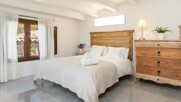 4 bedrooms, iron/ironing board, free WiFi, bed sheets