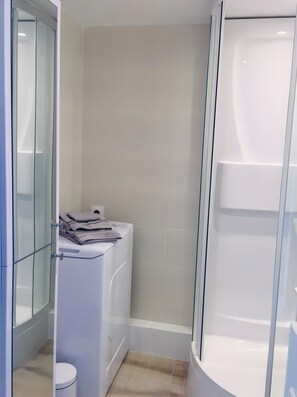Shower, hair dryer, towels