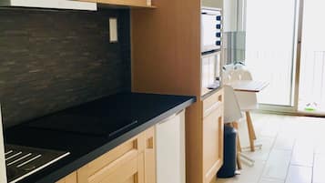KĂŒhlschrank, Mikrowelle, Ofen, Wasserkocher mit Kaffee-/Teezubehör