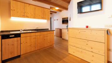 Jääkaappi, liesi, astianpesukone, kahvin-/teenkeitin