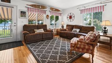 TV connectée, cheminée, livres