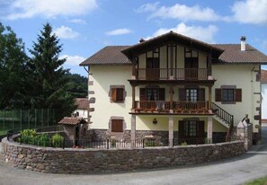 Exterior - Country House 'Matxingonea 2' with Mountain View, Private Garden and Wi-Fi (Leorlas)
