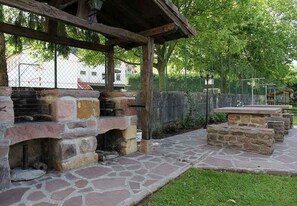 Outdoor dining - Country House 'Matxingonea 2' with Mountain View, Private Garden and Wi-Fi (Leorlas)