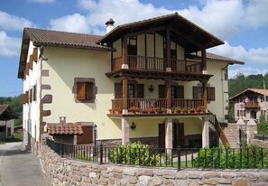 Exterior - Country House 'Matxingonea 2' with Mountain View, Private Garden and Wi-Fi (Leorlas)