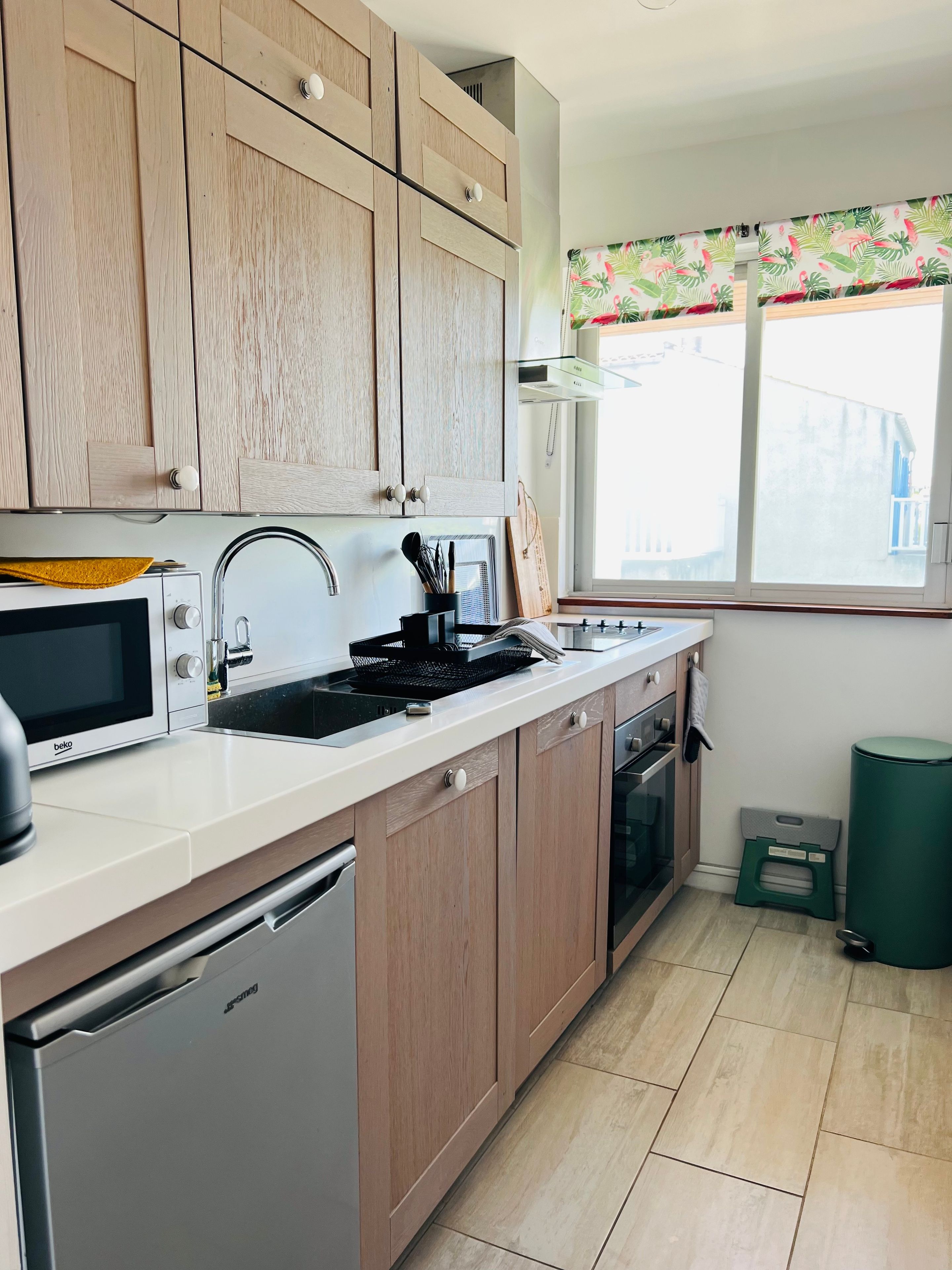 Fridge, oven, stovetop, electric kettle